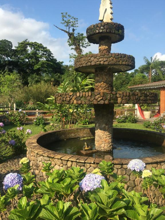 Chafariz de pedra com cabeça de cavalo
