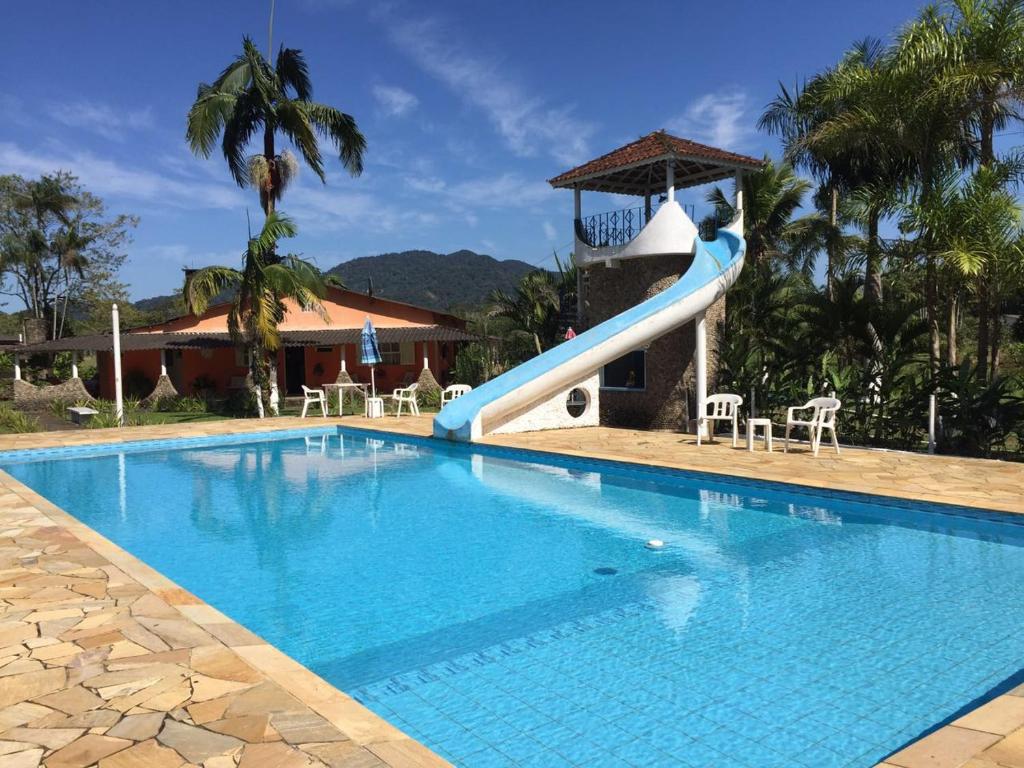 Piscina com tobogã e escada em caracol