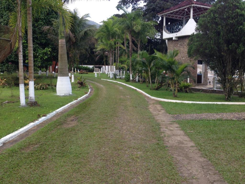 Fachada da pousada entre as árvores